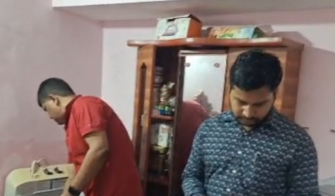 A woman died in Ranchi's Chutia on suspicion of murder and suicide, and police are now investigating the matter.