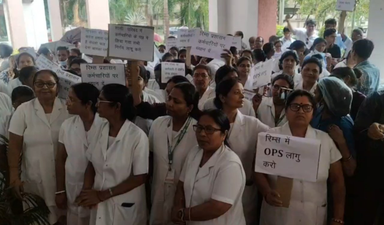 RIMS employees, angered by non-payment of salaries for three months, staged a three-hour siege of the director's office.