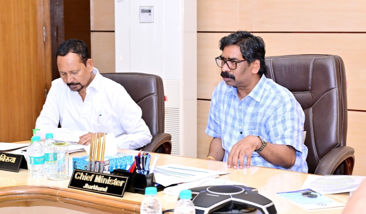 Chief Minister Hemant Soren gave instructions for digitization of land records and improvement of transport services.