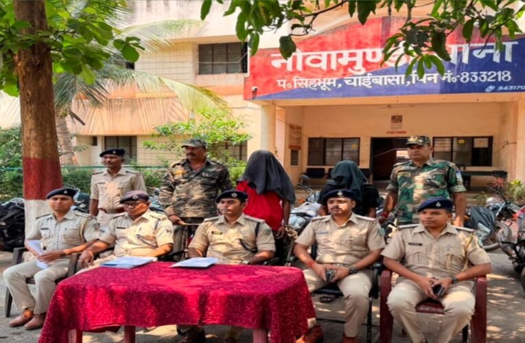चाईबासा पुलिस की  कामयाबी: अंतरजिला बाइक चोर गिरोह का भंडाफोड़, 20 चोरी की मोटरसाइकिलें बरामद
