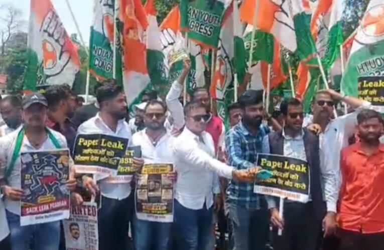 NEET पेपर लीक के विरोध में युवा कांग्रेस का लोक भवन घेराव, शिक्षा मंत्री के इस्तीफे की मांग
