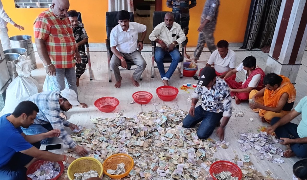 26.94 lakh rupees, foreign currency also found in 18 donation boxes of Baba temple
