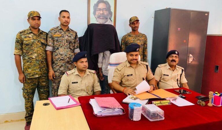 चतरा में 522 ग्राम अफीम के साथ दो तस्कर गिरफ्तार, दो मोबाइल भी जब्त