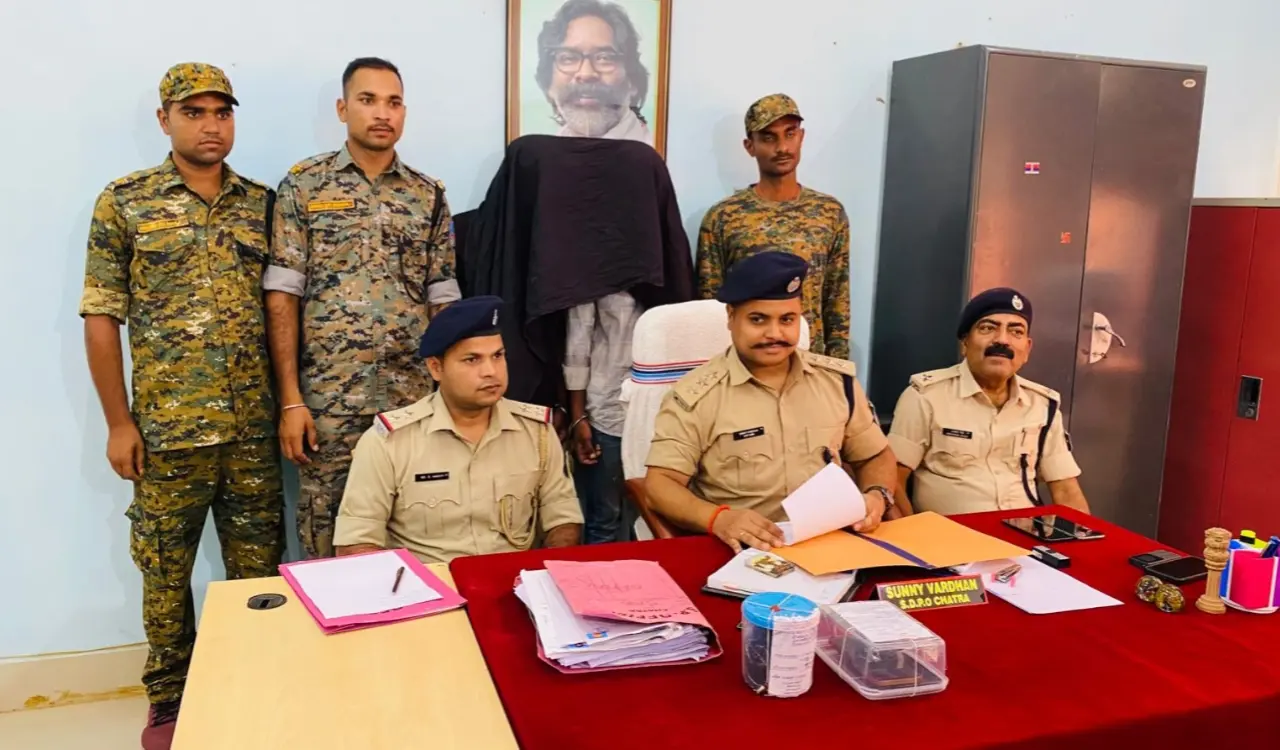 Two smugglers arrested with 522 grams of opium in Chatra, two mobile phones also seized