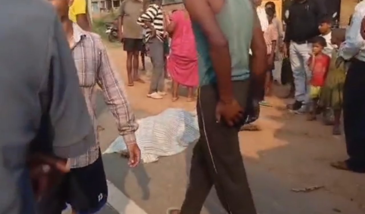 Tragic road accident in Beddo: Tempo loaded with chillies overturned, one youth died, three seriously injured
