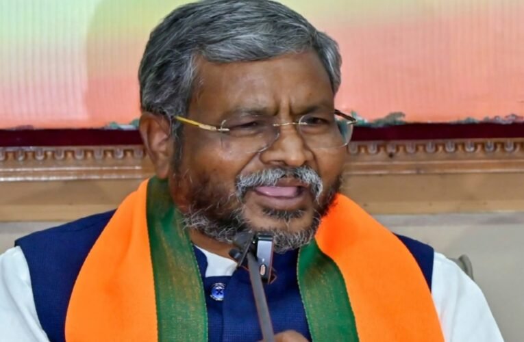Babulal Marandi attacked the government over the dumping of government medicines in Manika, saying patients were craving for medicines, and the medicines were scattered on the road.