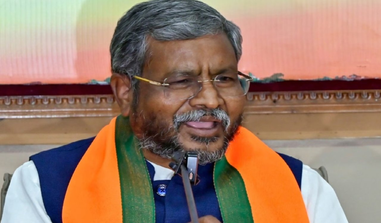 Babulal Marandi attacked the government over the dumping of government medicines in Manika, saying patients were craving for medicines, and the medicines were scattered on the road.
