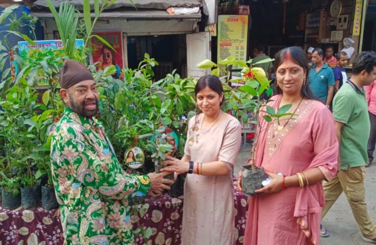 जमशेदपुर: ‘एक पेड़ मां-बहन के नाम’ मुहिम के तहत पप्पू सरदार ने बांटे 400 फलदार पौधे