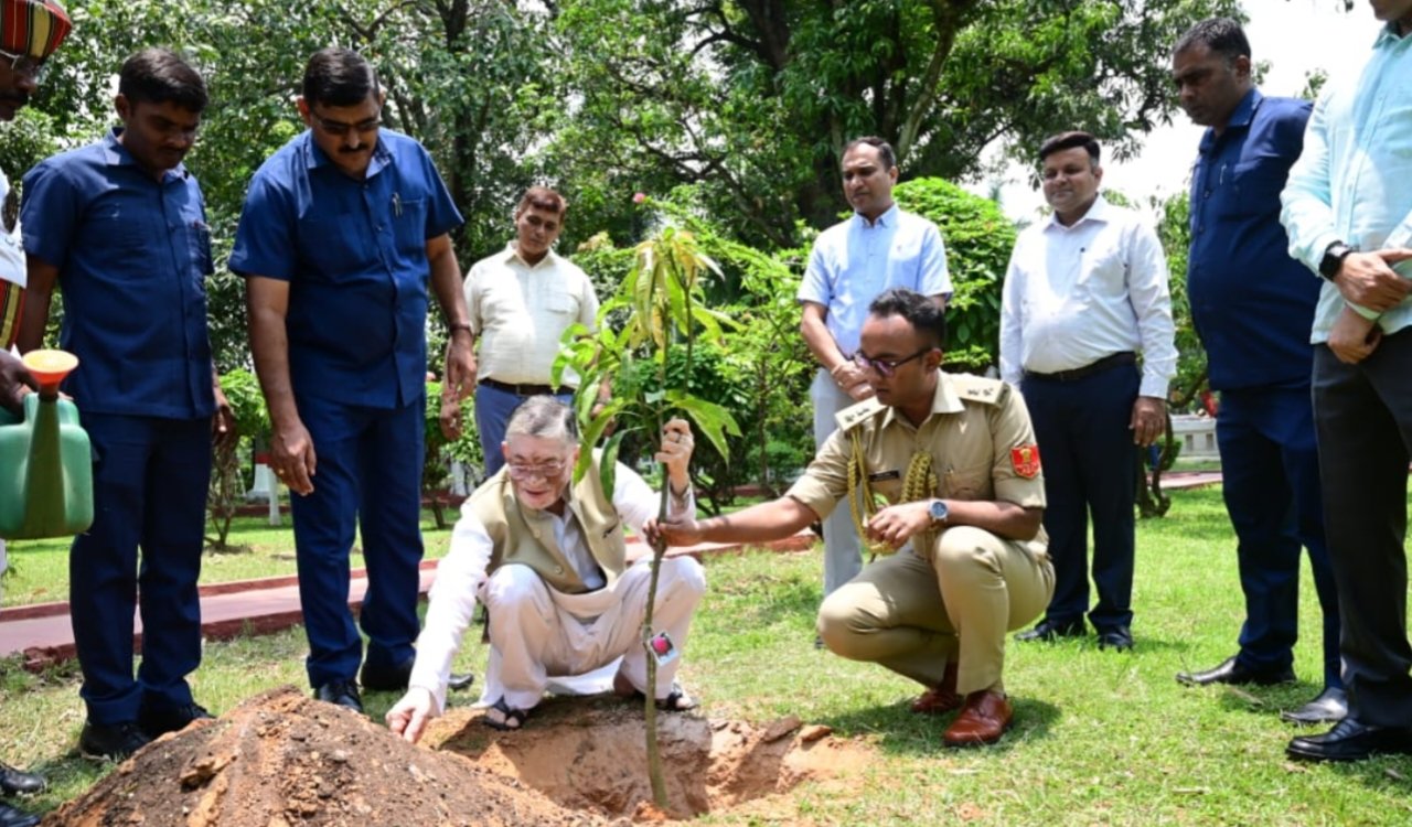 Governor Santosh Gangwar planted a tree on World Environment Day and gave a message on environmental protection.