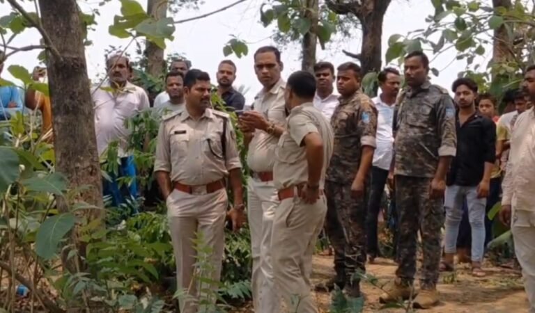 गोड्डा में पेड़ से लटका मिला युवक का शव, हत्या या आत्महत्या की गुत्थी सुलझाने में जुटी पुलिस