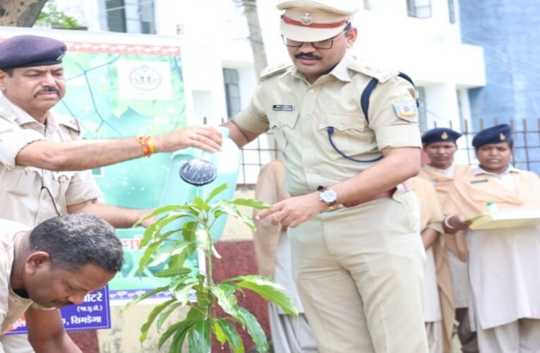 Simdega Police's tree plantation drive on World Environment Day, pledge to protect the environment