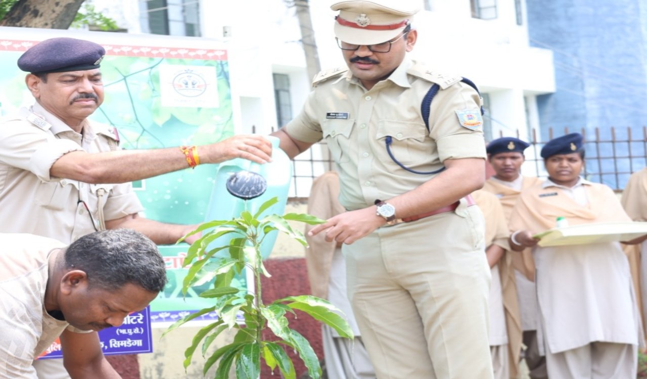Simdega Police's tree plantation drive on World Environment Day, pledge to protect the environment
