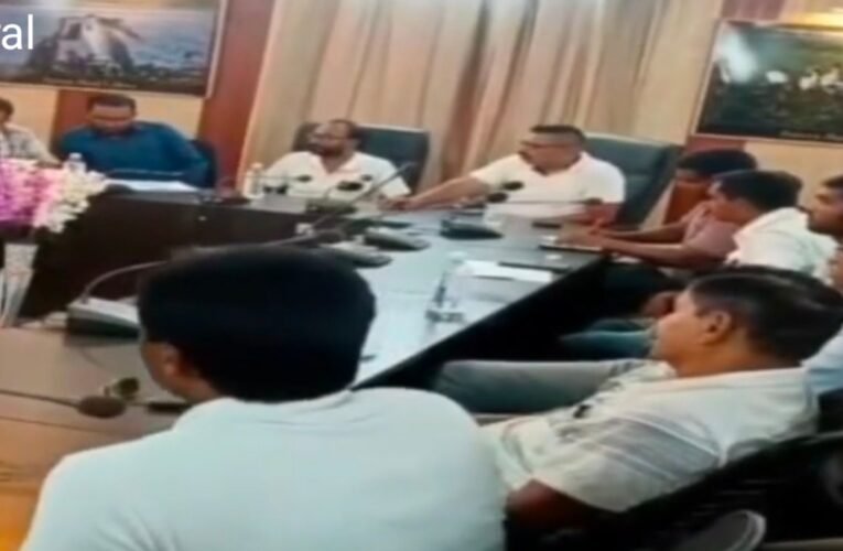 साहिबगंज ‘कुर्सी कांड’: उधवा में दो अधिकारी सस्पेंड, उपायुक्त की सख्त कार्रवाई