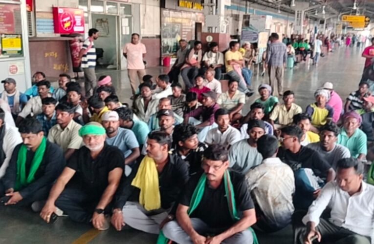 जमशेदपुर स्टेशन हादसा: हाईटेंशन तार की चपेट में आए युवक की मौत, मुआवजे और नौकरी की मांग को लेकर परिजनों का हंगामा