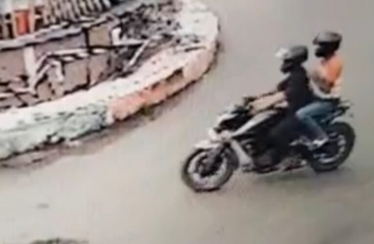 रामगढ़ में चेन स्नेचर्स का दुस्साहस: थाना परिसर के पास महिला से सोने की चेन झपटी, CCTV में कैद हुए आरोपी