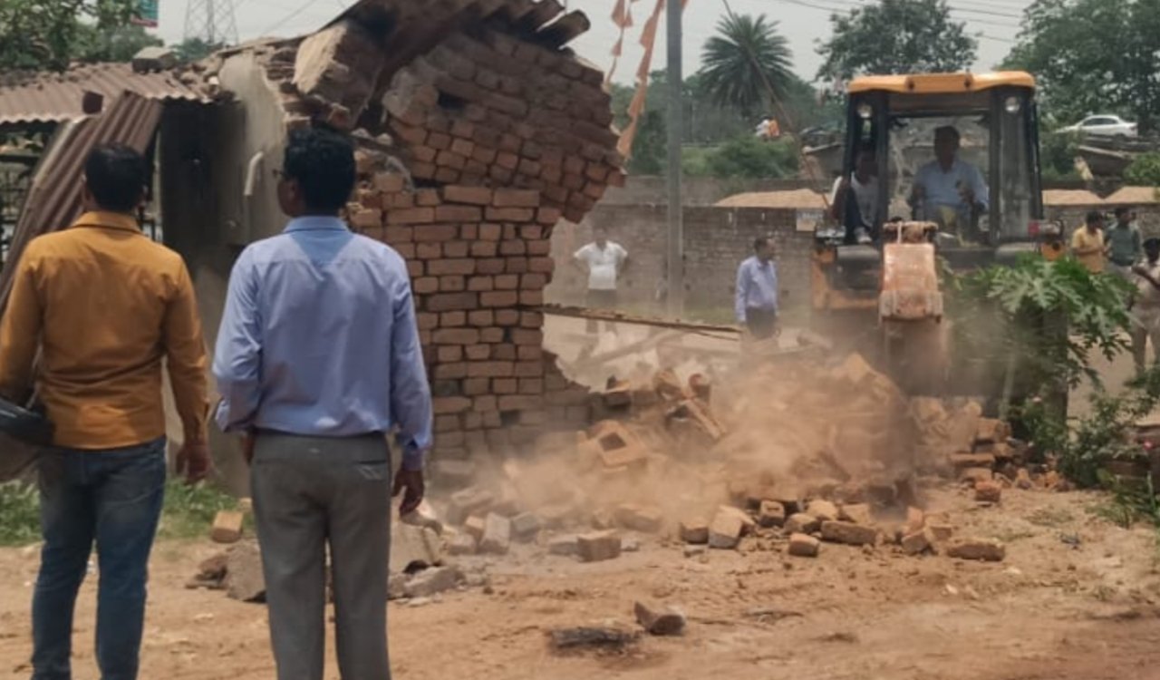 Bulldozers run on encroachment in Bandhagari, 5 illegal structures removed