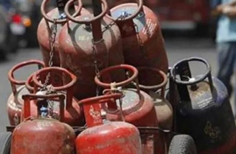 Big blow to Ujjwala Yojana beneficiaries, now subsidy will be available on only 4 gas cylinders in a year.