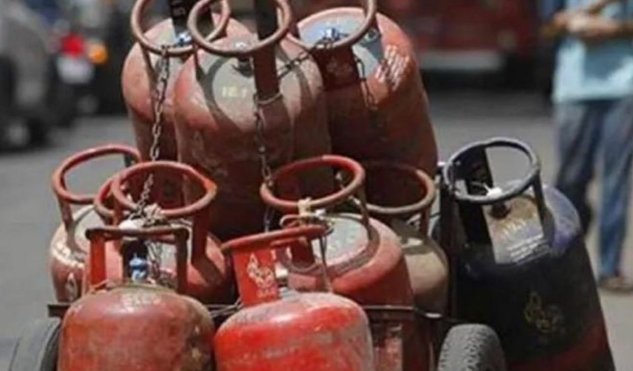 Big blow to Ujjwala Yojana beneficiaries, now subsidy will be available on only 4 gas cylinders in a year.