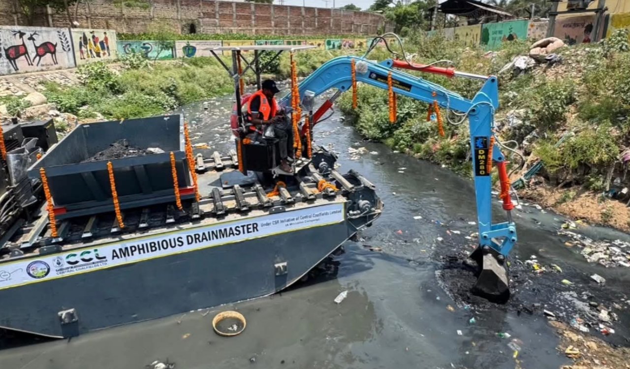 Ranchi Municipal Corporation receives state-of-the-art amphibious drain master machine; cleaning drive launched in the Harmu River.