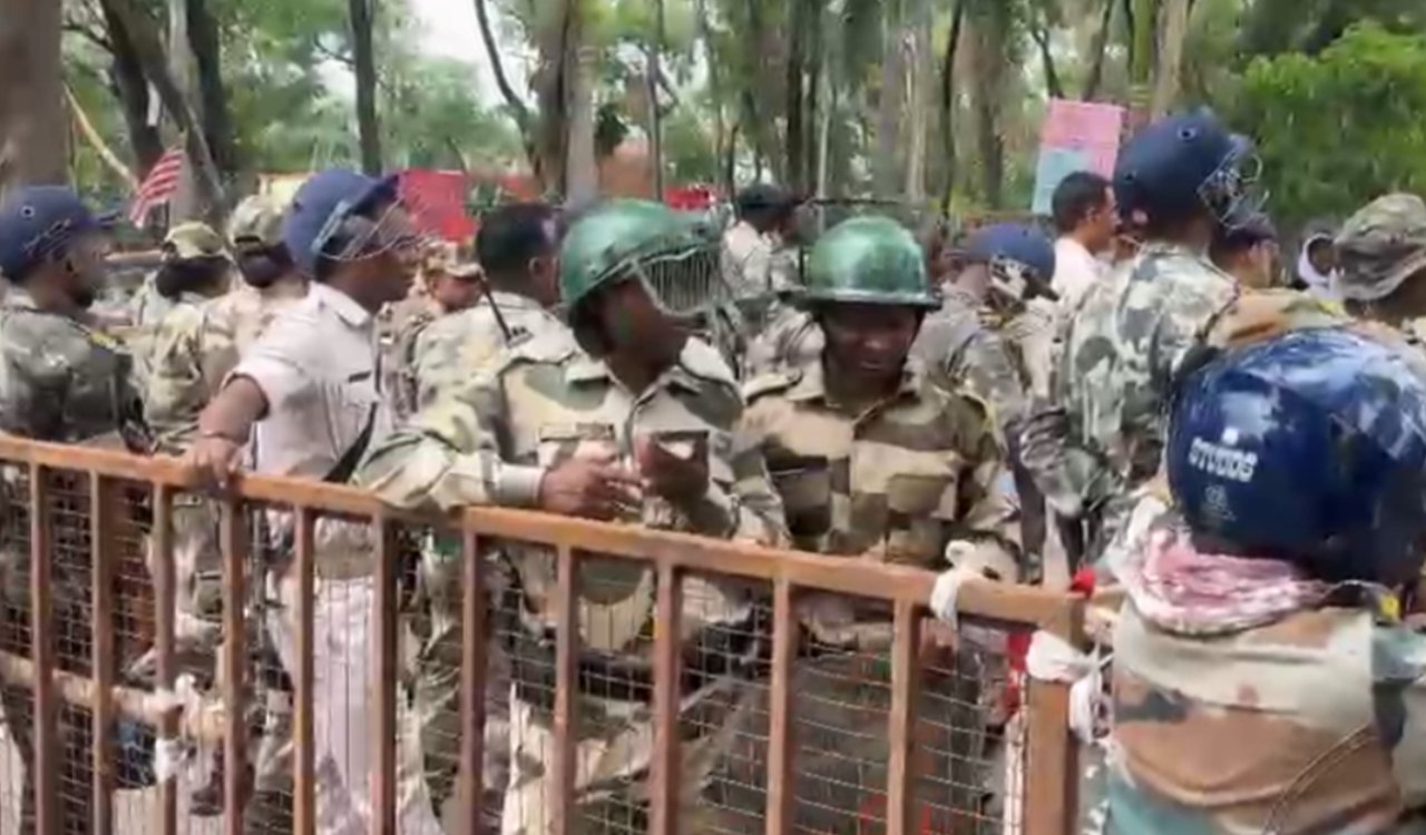 Farmers march to lay siege to CM's residence in protest against RIMS-2; protesters stopped near Oxygen Park.
