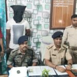Major action by Godda Town Police: Two smugglers arrested with 5.70 grams of brown sugar.