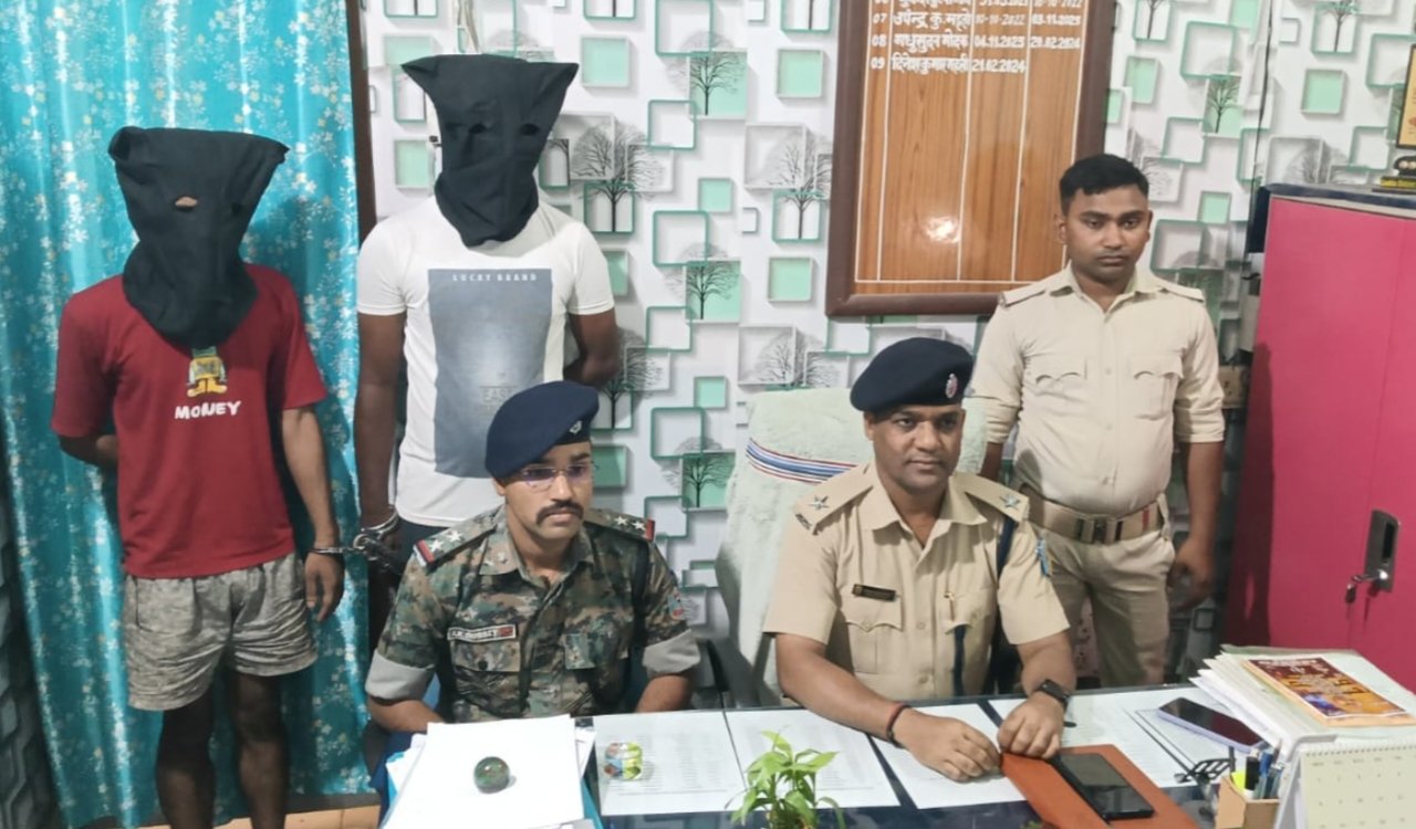 Major action by Godda Town Police: Two smugglers arrested with 5.70 grams of brown sugar.