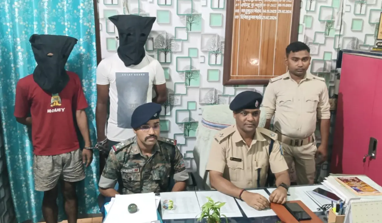 Major action by Godda Town Police: Two smugglers arrested with 5.70 grams of brown sugar.