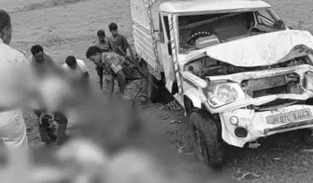 Pickup truck loaded with livestock overturns in Gumla; 3 animals dead, 5 critically injured.