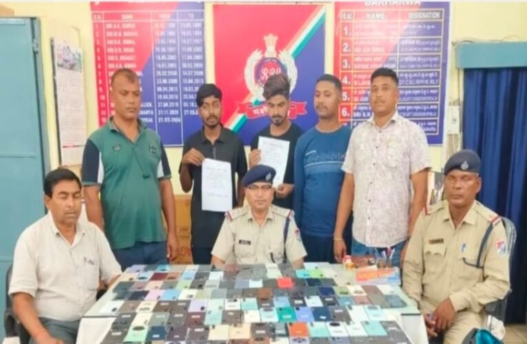 साहिबगंज: वनांचल एक्सप्रेस से 174 चोरी के मोबाइल बरामद, कीमत 59 लाख; दो युवक गिरफ्तार