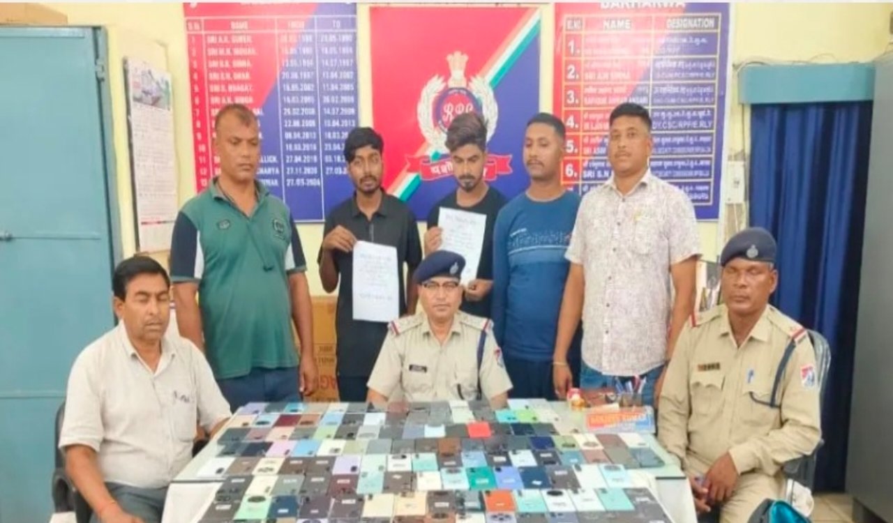 sahibganj-barharwa-rpf-vananchal-express-174-mobile-phones-recovered-59-lakh