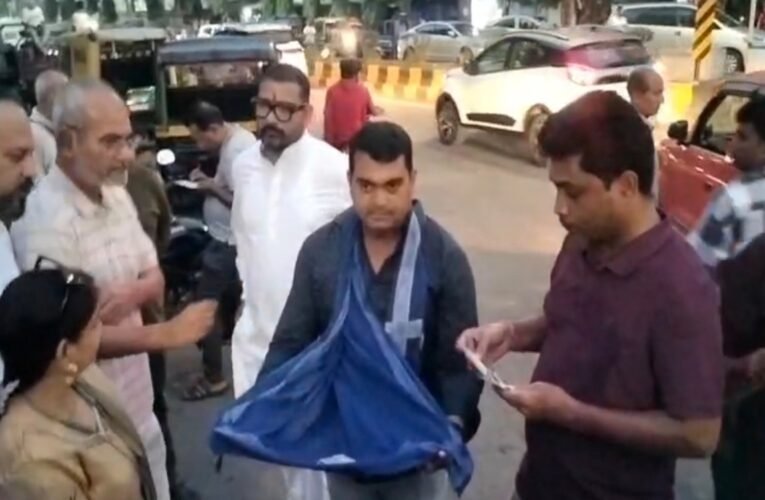 निजी स्कूलों की मनमानी के खिलाफ अभिभावकों का हल्ला बोल: जमशेदपुर में प्रदर्शन, राज्य स्तरीय नीति बनाने की मांग