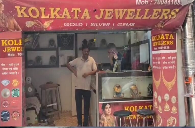 जमशेदपुर: मानगो में ज्वेलरी दुकान में बड़ी चोरी, छत काटकर ले उड़े 4 किलो चांदी और नकदी 