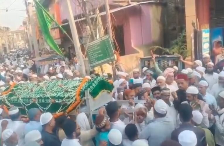 पलामू: सड़क हादसे में जान गंवाने वाले पांच लोगों को नम आंखों से दी गई अंतिम विदाई, कब्रिस्तान में उमड़ा जनसैलाब