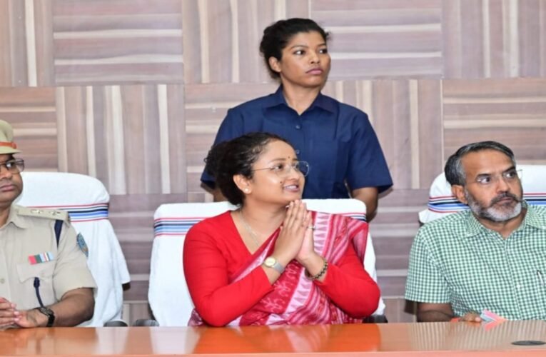 Giridih: MLA Kalpana Soren listened to public grievances at the 'Janata Darbar'.