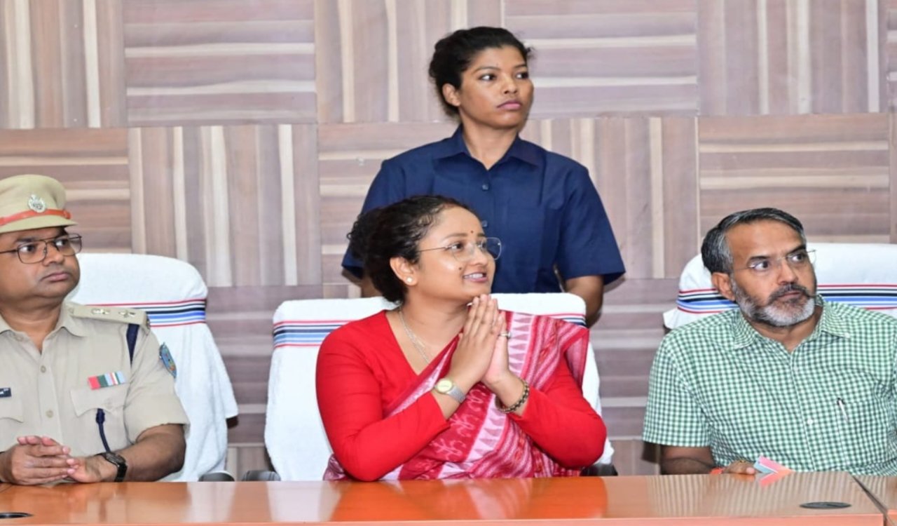 Giridih: MLA Kalpana Soren listened to public grievances at the 'Janata Darbar'.