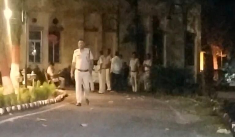 जमशेदपुर में दिनदहाड़े चेन स्नेचिंग: पुलिस और बदमाशों के बीच मुठभेड़, एक घायल, दूसरा गिरफ्तार