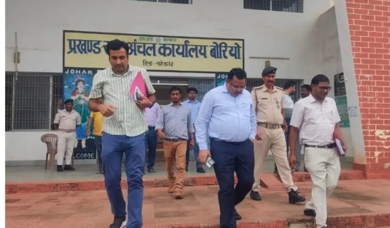 साहिबगंज पेंशन घोटाला: बोरियो-बरहेट में पुलिस की बड़ी कार्रवाई, दो कंप्यूटर ऑपरेटर गिरफ्तार, हजारों लाभार्थियों का भुगतान अटका