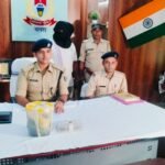 चतरा में 2.567 किलोग्राम अवैध अफीम के साथ तस्कर गिरफ्तार, बाइक और मोबाइल जब्त Smuggler arrested in Chatra with 2.567 kg of illegal opium; motorcycle and mobile phone seized.