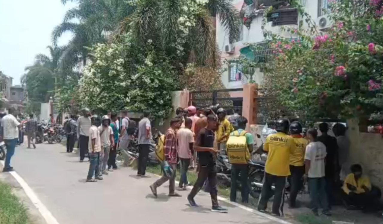 Delivery boy assaulted in Morhabadi; hundreds of workers staged a protest.