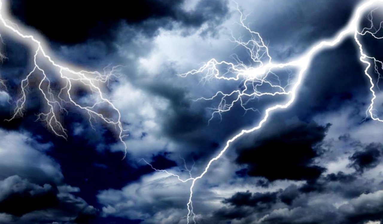 Lightning strikes wreak havoc in Hazaribagh: Three people, including an Anganwadi worker, killed; villages in mourning.