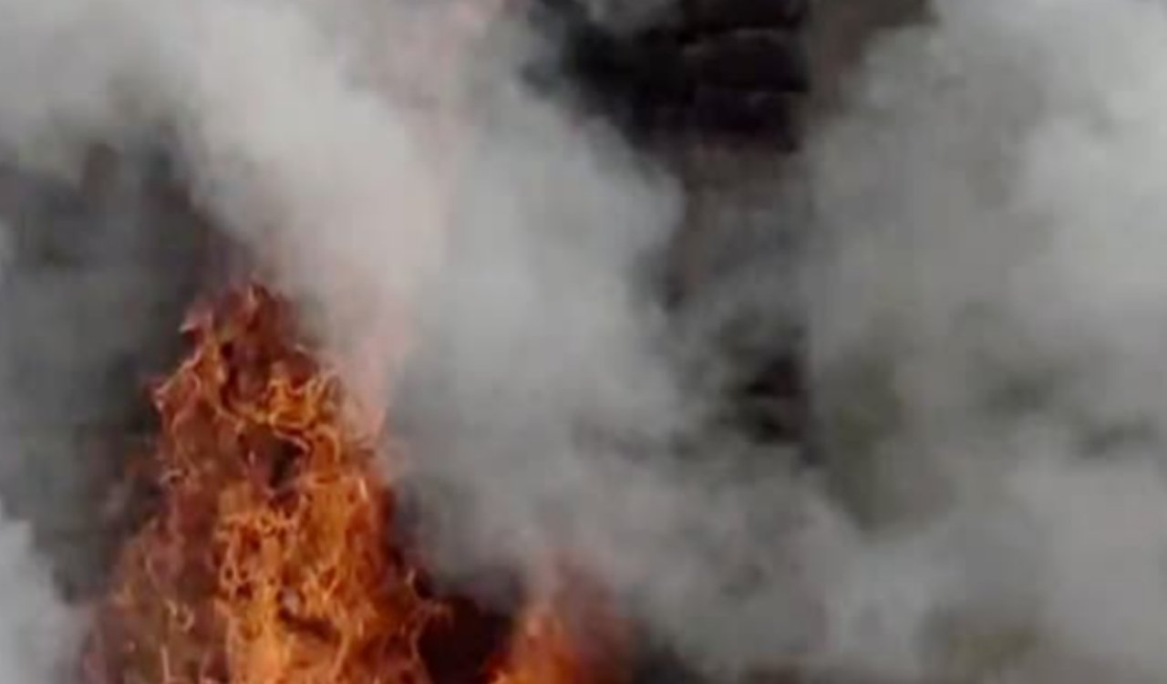 Massive fire breaks out in a house in Daltonganj; goods worth lakhs reduced to ashes; police investigating.
