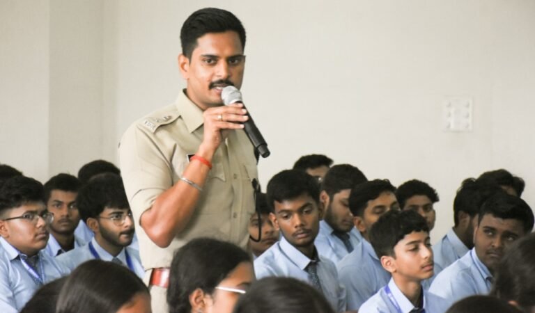 शारदा ग्लोबल स्कूल में नशा मुक्ति और ट्रैफिक नियमों पर जागरूकता अभियान