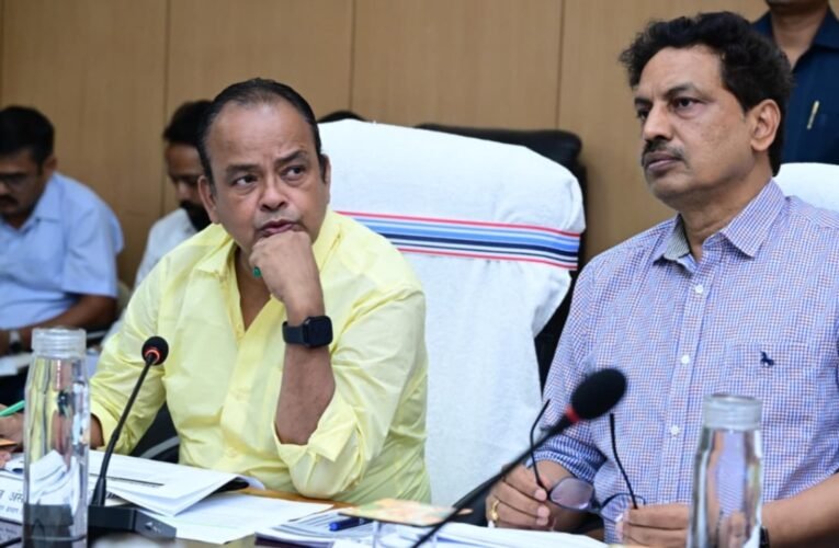 Health Minister takes a tough stance on improving the healthcare system; issues a 15-day ultimatum.