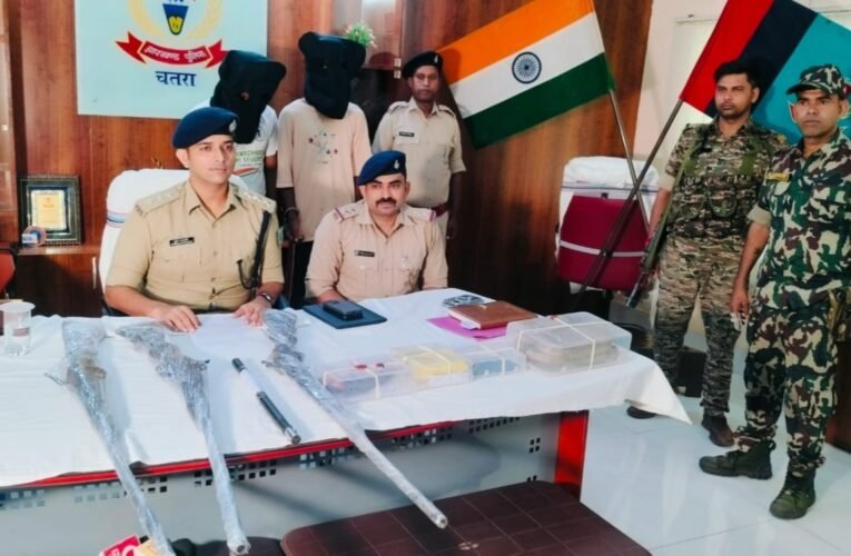 Police solve kidnapping case in Chatra; six people rescued safely, five criminals arrested.