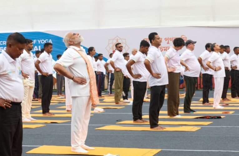 ‘योगा फॉर हेल्दी एजिंग’ थीम के साथ दुनिया भर में मनाया गया 12वां अंतरराष्ट्रीय योग दिवस, कोलकाता में पीएम मोदी ने किया योग