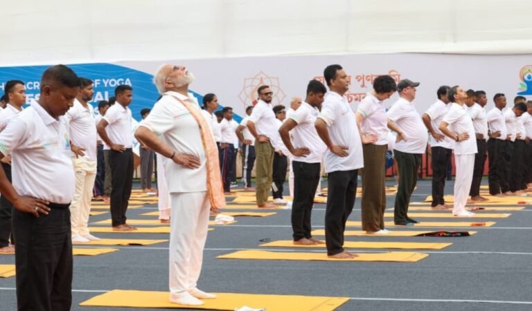 ‘योगा फॉर हेल्दी एजिंग’ थीम के साथ दुनिया भर में मनाया गया 12वां अंतरराष्ट्रीय योग दिवस, कोलकाता में पीएम मोदी ने किया योग