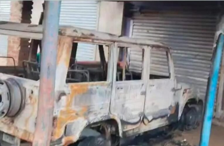 चतरा में अपराधियों का तांडव: घर के बाहर खड़ी बोलेरो में लगाई आग, पूरी गाड़ी जलकर राख