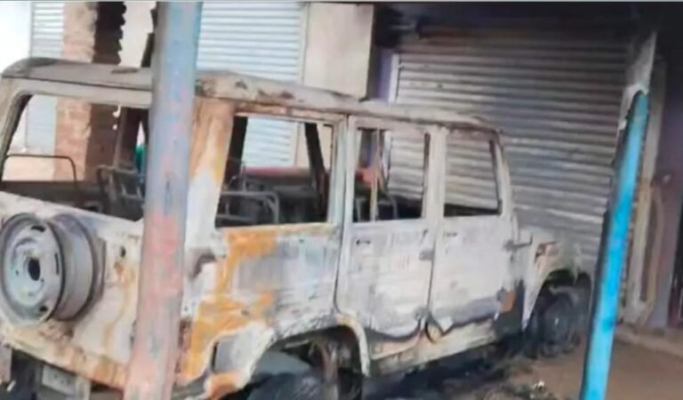 चतरा में अपराधियों का तांडव: घर के बाहर खड़ी बोलेरो में लगाई आग, पूरी गाड़ी जलकर राख