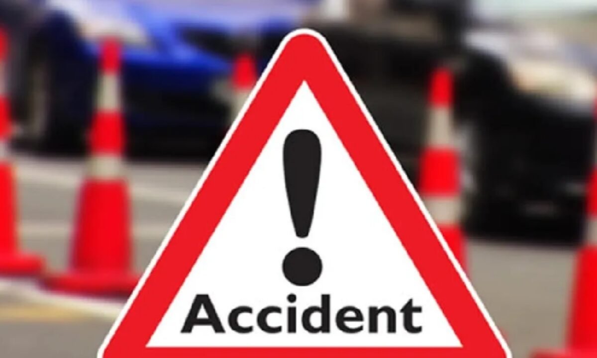 Horrific road accident in Tamar: Four vehicles, including a motorcycle and a tempo, collide; one dead, 10 injured; five referred to RIMS.