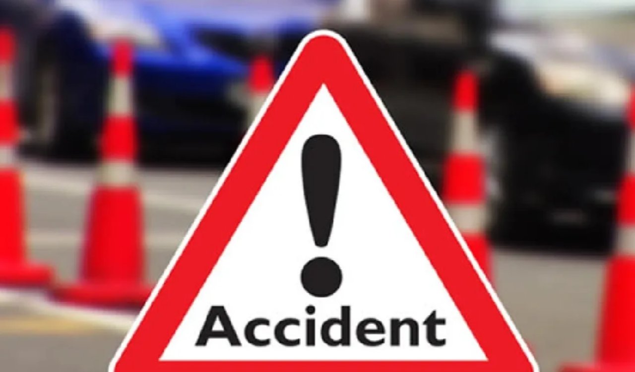 Horrific road accident in Tamar: Four vehicles, including a motorcycle and a tempo, collide; one dead, 10 injured; five referred to RIMS.